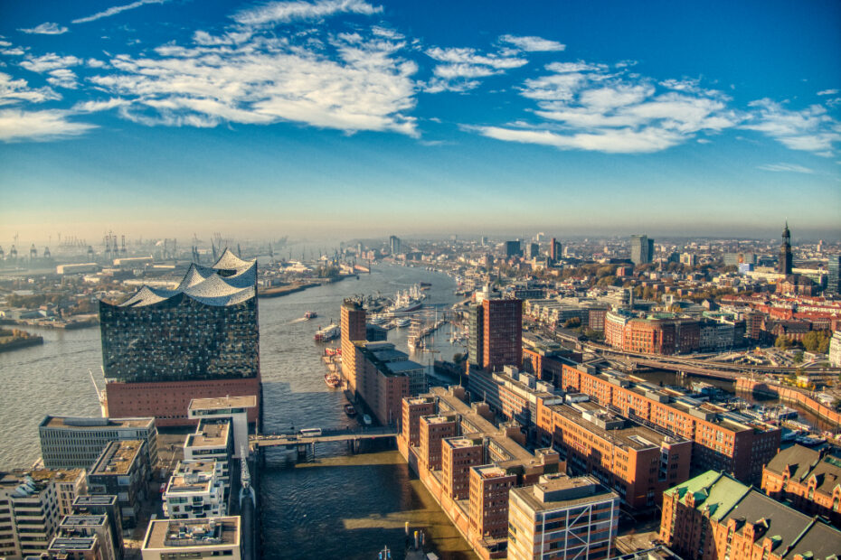 Luftaufnahme von Hamburg mit Elbphilharmonie und Speicherstadt