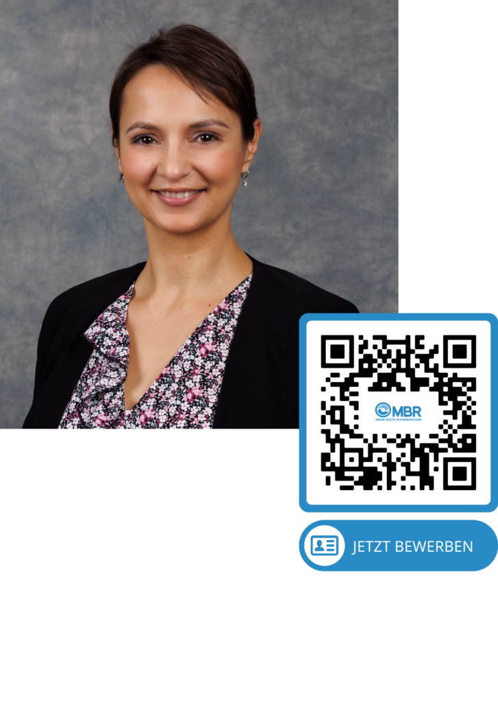 Ansprechpartnerin für Bewerbungen bei MBR mit QR-Code „Jetzt bewerben“