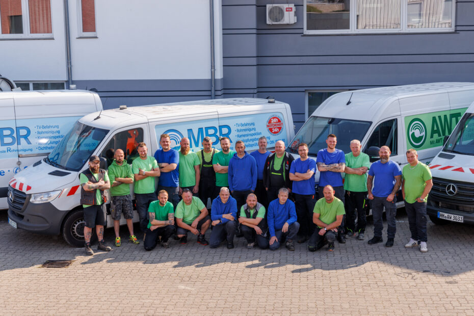 Das Team von MBR vor den Einsatzfahrzeugen am Firmenstandort in Hamburg