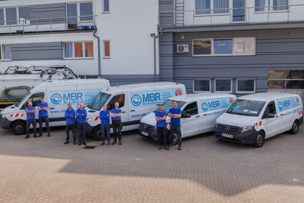 Das MBR-Team mit vier Servicefahrzeugen vor dem Betriebsgebäude in Hamburg