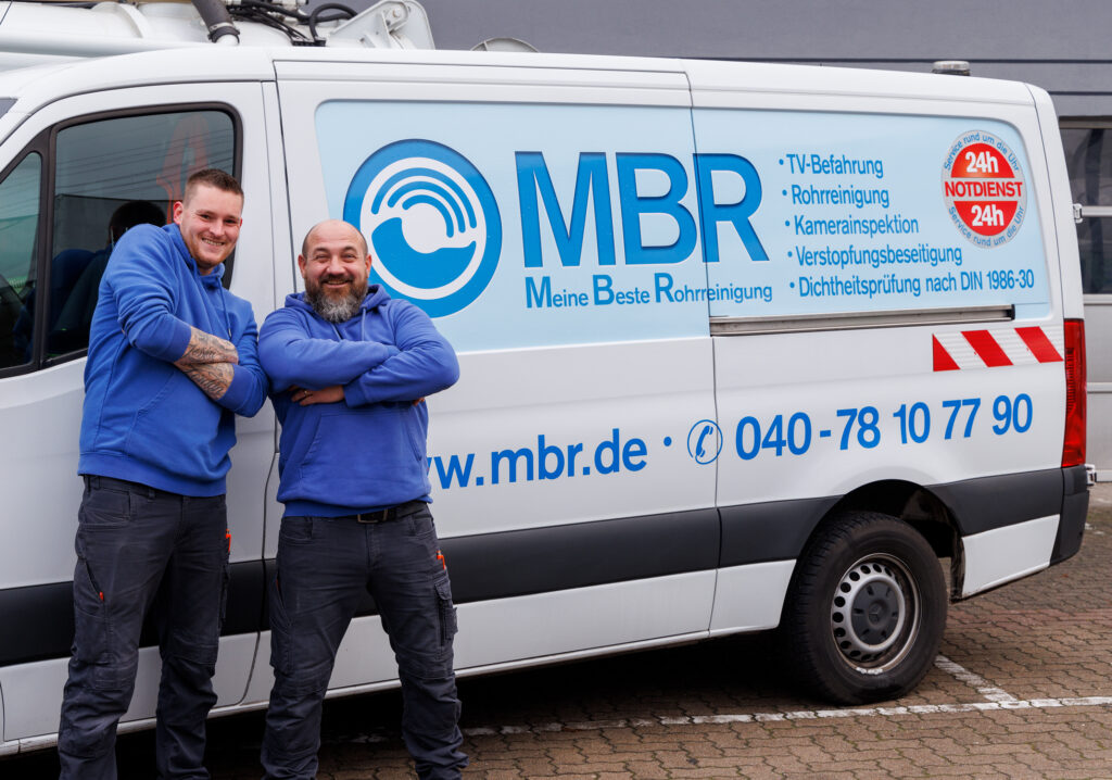 Zwei MBR-Mitarbeiter vor dem Servicefahrzeug für Rohrreinigung in Hamburg